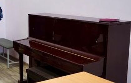 Новой музыкальной школе в Балаганске Евгений Бакуров подарил фортепиано